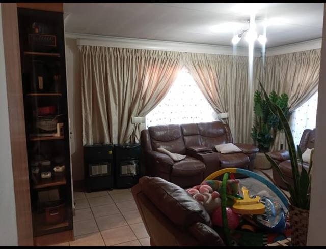 3 BEDROOM HOUSE FOR SALE IN THATCHFIELD